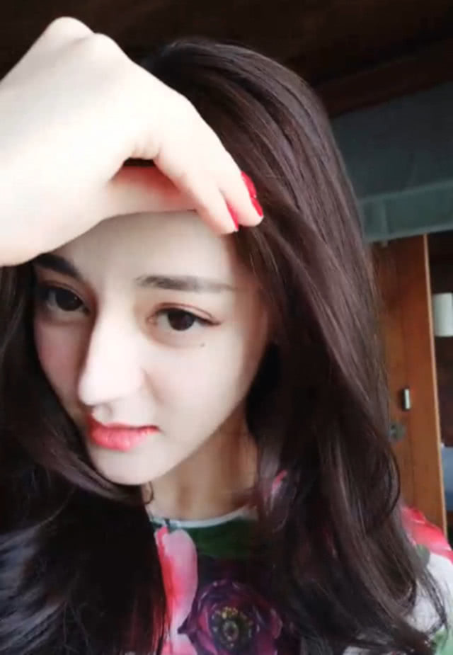 热巴生日开直播笑容甜化了,跑男团只有王祖蓝