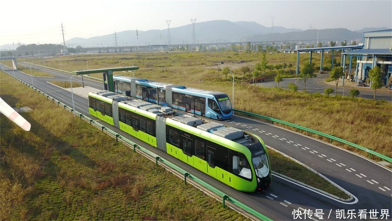 中国发明马路上跑的火车:成本低、容纳量大、