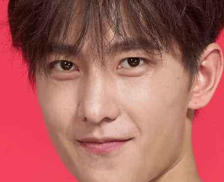 张艺兴素颜空降实习生现场略显憔悴,鹿晗素颜搞怪合照似奶油小生