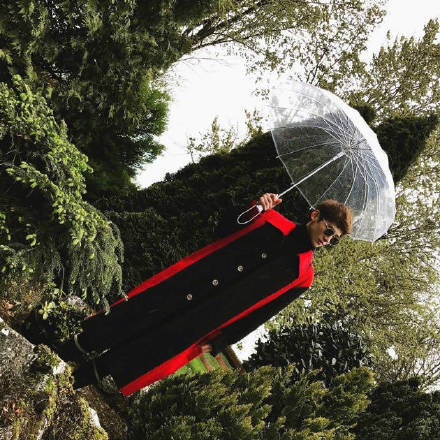 白敬亭INS上热搜 粉丝哭诉:你是不爱微博那端