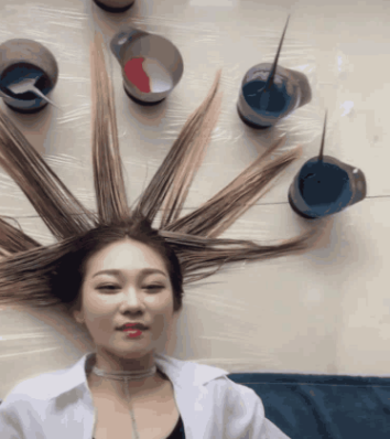 理发师用绝活给美女染发, 过程很奇葩效果很