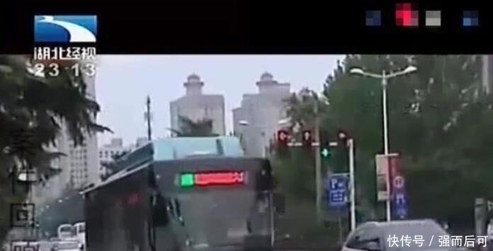 老人公交上晕倒抢救50分钟后身亡,目击者:他扇了小伙子两耳光 博e百真人
