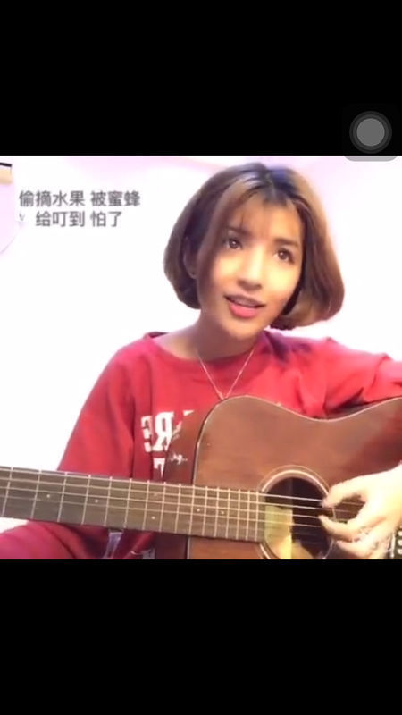 这个女的是谁啊?叫什么? 她是自弹吉他清唱稻