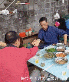 搞笑GIF趣图: 对于某些妹子来说, 其实长相已经完全不重要了 10bet网址