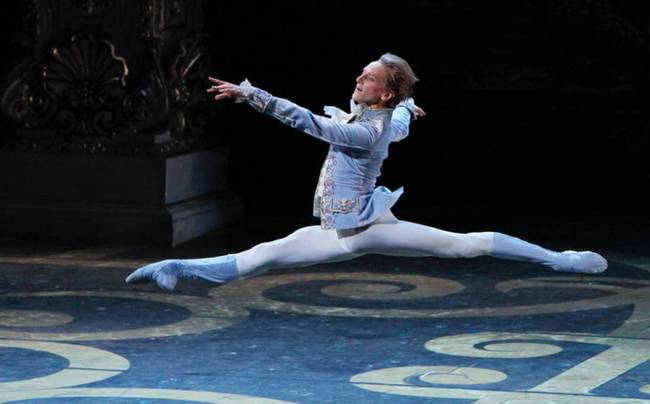 《芳华》中并没有说尽男子舞蹈演员的血泪与苦