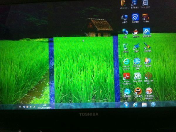 笔记本电脑开机之后,屏幕错位成三部分,求电脑