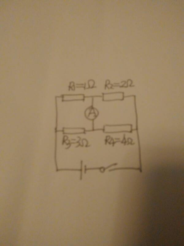 电源电动势12v,求问通过电流表的电流方向还有