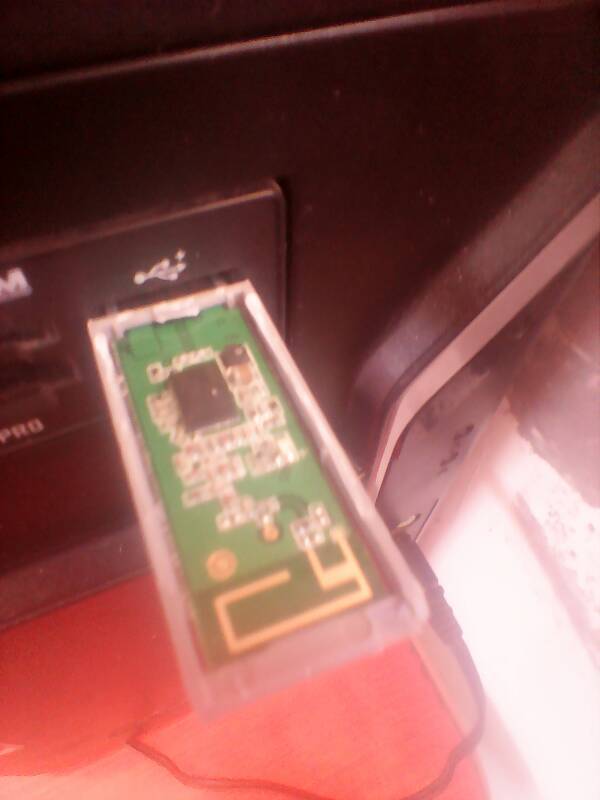 这个WiFi接收器电路板印刷天线在哪?我想接出