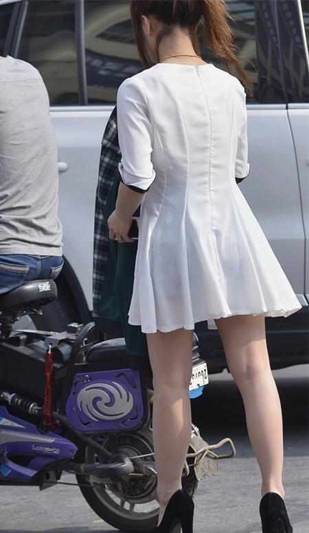 唯美情趣在时尚街拍一个商场连衣裙丝袜硅胶玩具美女白色图片