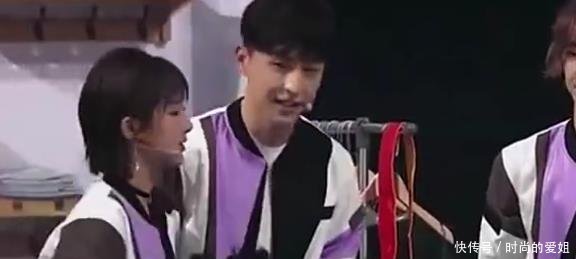 节目中杨紫突然离开张一山,跑到邓伦身旁,张一