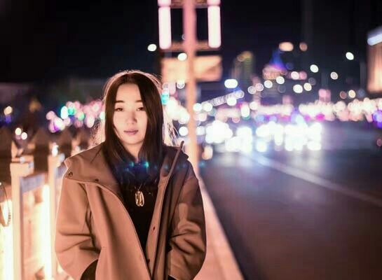 忘带钥匙去闺蜜家借住,看到窗帘后有人,拉开一看紧紧捂住嘴巴