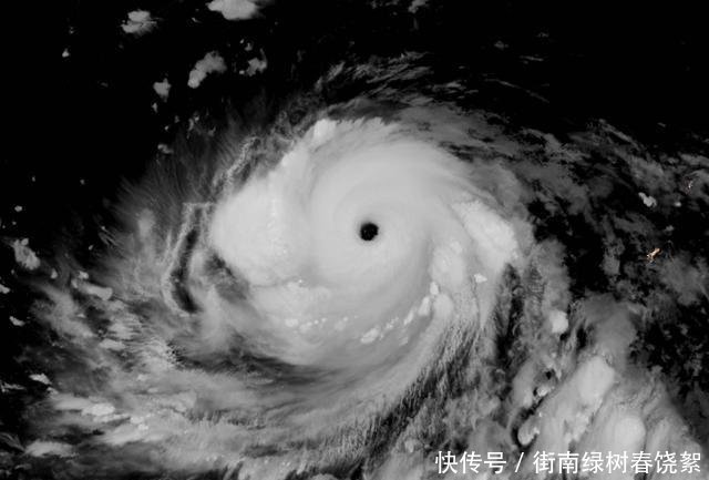 20张高清卫星照片记录超强台风山竹风眼打开
