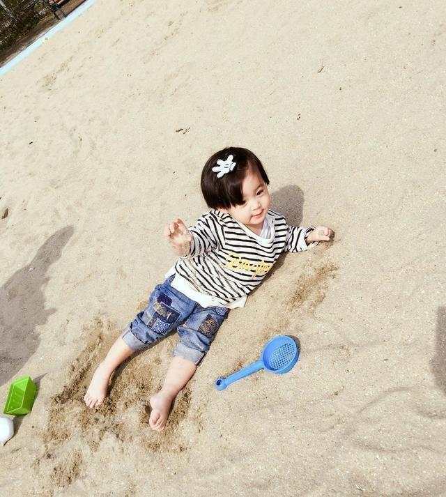 贾静雯小女儿Bo妞太可爱! 与咘咘小时候形成对