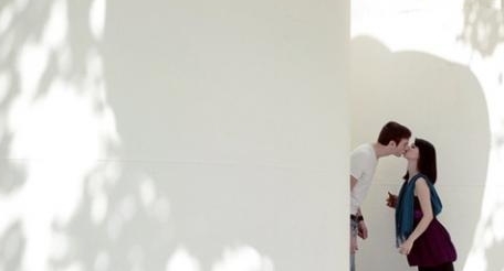 留学女大学生,街头向老外索吻,目标是吻够100