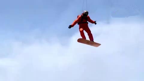 牛人惊现空中滑板 穿越云层让人目瞪口呆-360视频