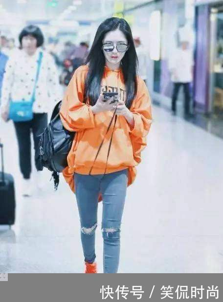 谢娜生完孩子瘦回来了,希腊长裙配纸片腰美回