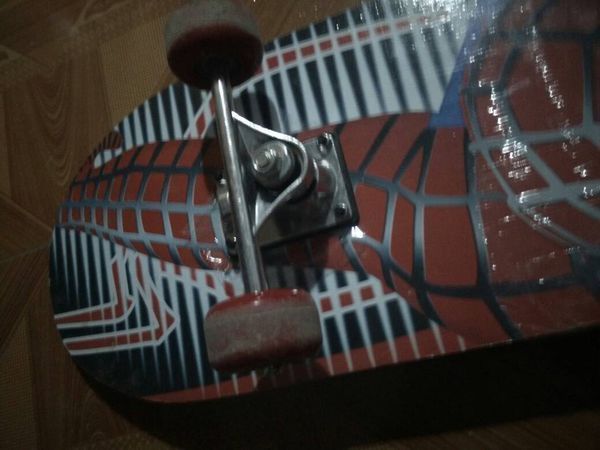 求滑板高手解题!朋友送我一个四轮滑板,心里挺