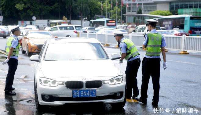 开车没带驾驶证, 交警前来问候, 这么做一分不