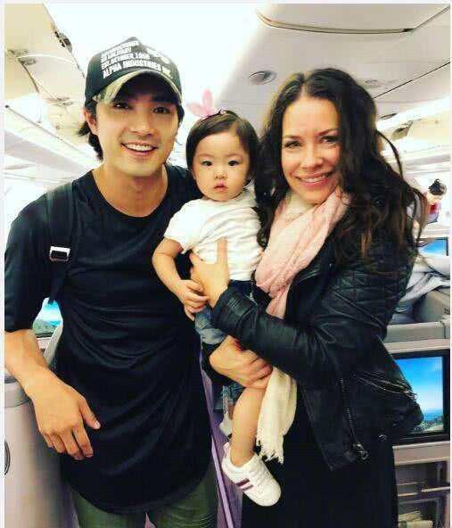 日常羡慕!贺军翔带女儿美宝外出旅行偶遇黄蜂