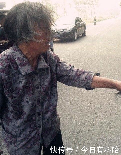 十七岁孙女当街狂揍亲奶奶，路人看不过甩女孩耳光