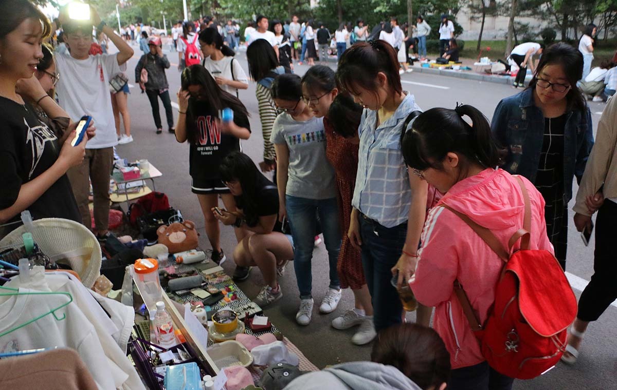 山东财经大学"跳蚤市场"热闹开市,毕业生纷纷将自己闲置物品摆放在