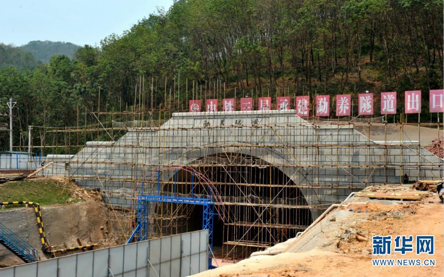 掘进中的玉磨铁路西双版纳隧道.张伟明 摄