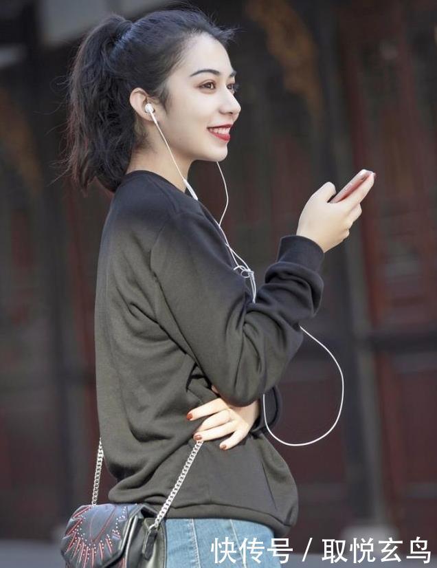 街拍:背心高挑的短裙,身材搭配美女牛仔,尽显白爆拳美女图片