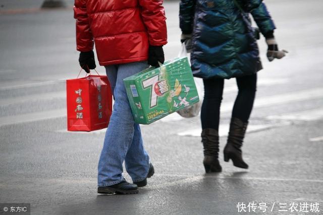 农村说:外嫁的女儿大年初一不能回娘家!虽然迷