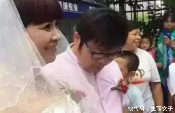 24岁男子娶42岁富婆,他表示不是看中钱财,众人都笑而不语