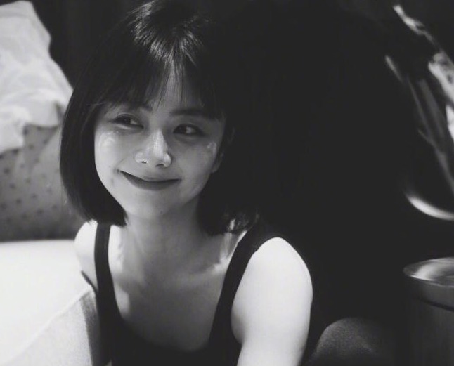 谭松韵在晒出黑白风写真 天真烂漫似少女