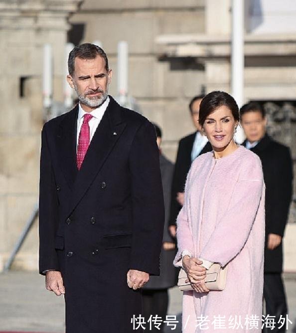 西班牙王后穿粉色大衣显得俏皮可爱, 嫩回20岁