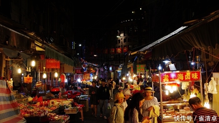 蹲坐马路牙子上的小吃小喝,是最市井的悠闲 澳门赌博平台