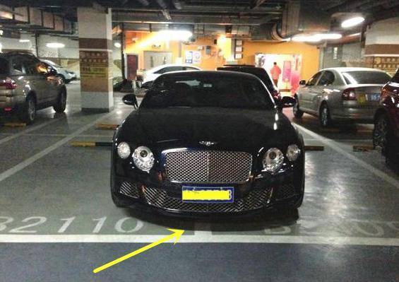 兰博基尼横停占4车位引公愤 有钱任性车主称楼都是我的