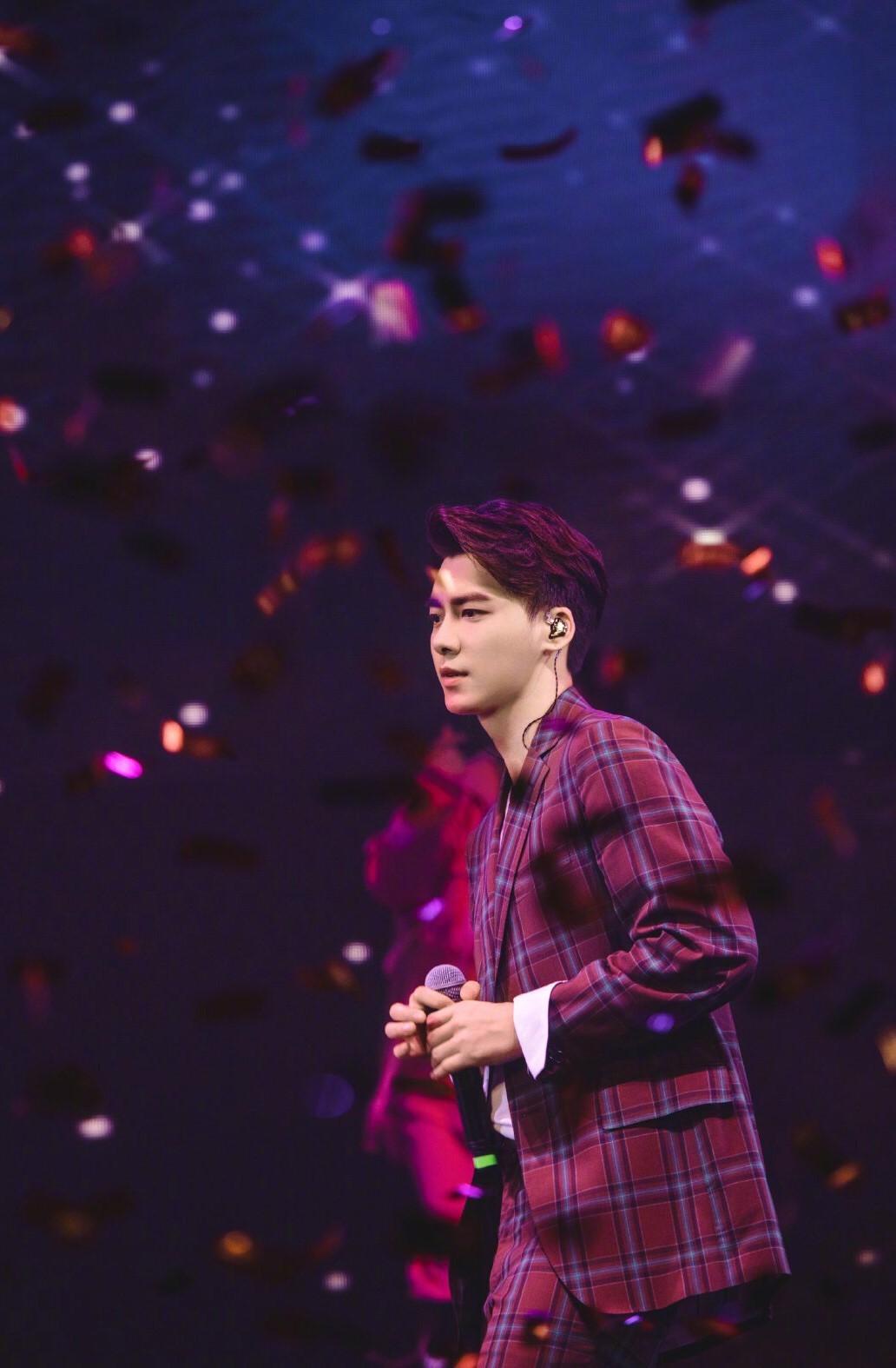 李易峰生日会海报太酷了吧!他在太空舱里的动作你get到了吗?