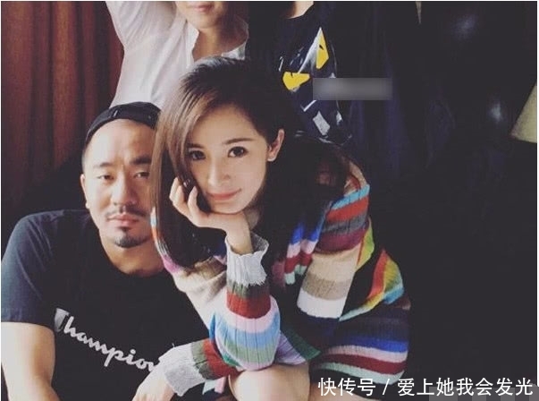 离婚后杨幂现身机场,依旧坚持走少女路线,大冬