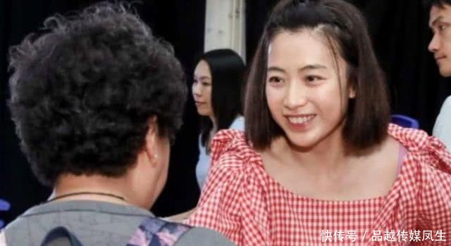 李嘉欣摘下墨镜和铜像合影暴露真实颜值, 网友