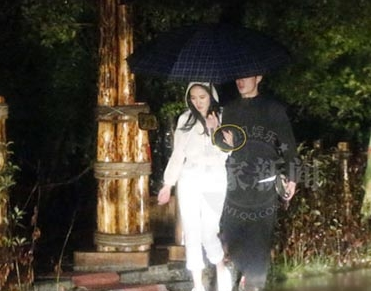 霍建华与叶璇挽手照曝光图片
