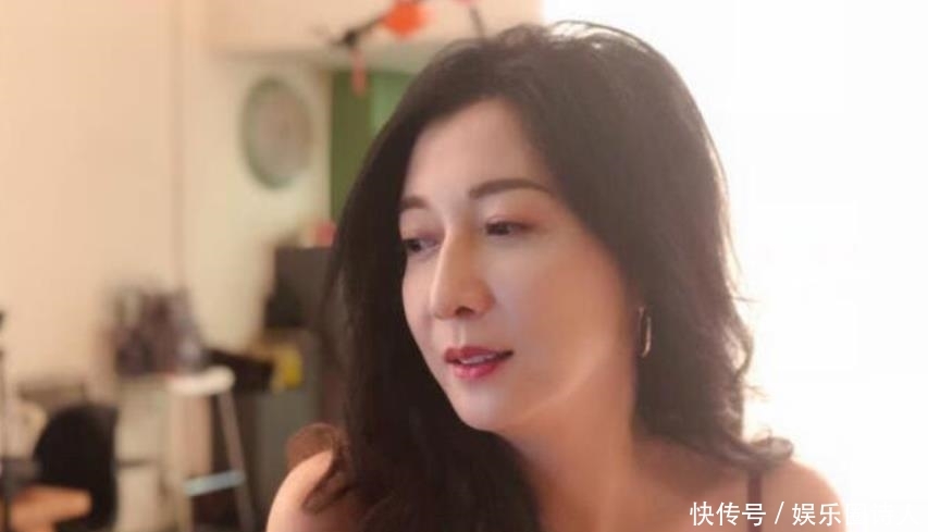 45岁吴绮莉外出v路人被拍,路人朴素似一家,颜值开才能穿着怎么样情趣用品店淘宝图片