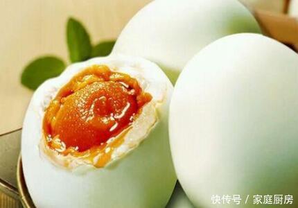 据专家考证，这种方法腌制的咸鸭蛋出油最多口味最好，营养最高