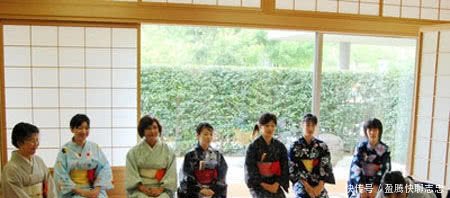 历史上日本人身材矮小,女人连腿都伸不直,日本