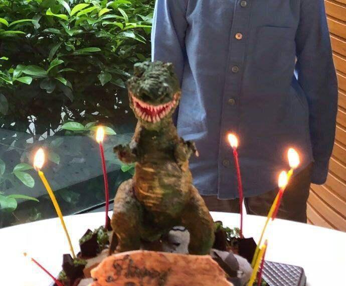 李泽楷与女友曼谷游玩,酒店7000一晚,梁洛施只