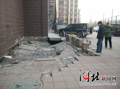 地方如图,发生了地陷,三十多平方。五十公分厚