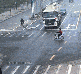 姑娘,这人来人往的,一定要尊重自己!