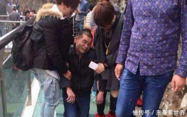 恐高还去挑战玻璃桥？ 游客们真是姿态百出！最后这位已经求饶了!