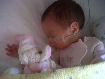 40岁患病母亲生下1斤多点女婴，当时没有玩具大如今6岁很健康_图2