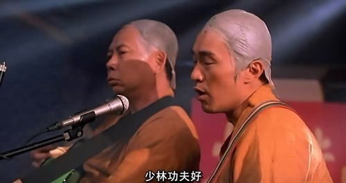 周星驰和另外一个人在酒吧装假和尚表演唱歌是