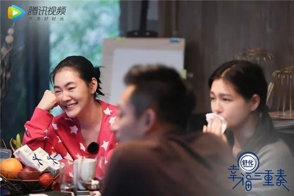小S一来就变搞笑，看到S姐妹热热闹闹还是戳到了我们的青春！
