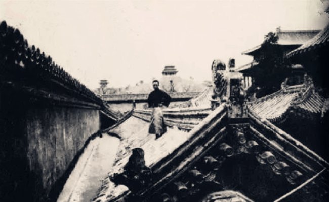 :八国联军翻墙攻入皇宫,最后一张溥仪爬房顶拍