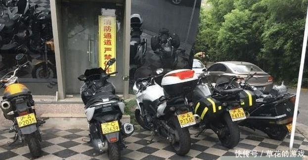 黄牌摩托车