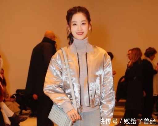 章泽天退出刘强东名下公司,携友出行不见婚戒